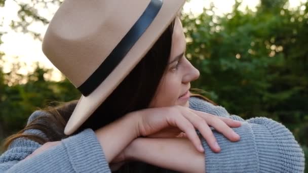 낙천적으로 보이며 독립적 방식을 즐기고 스웨터를 가을에 모자를 동작을 아름다운 — 비디오