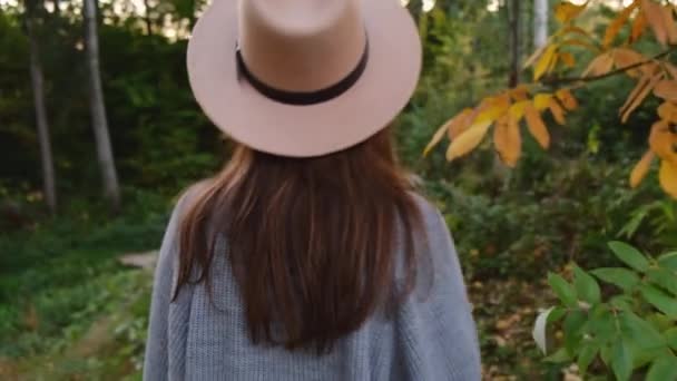 Cámara Sigue Hermosa Mujer Morena Sonriente Suéter Gris Sombrero Sosteniendo — Vídeos de Stock