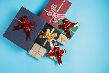 Sevgililer Günü geçmişi. Pastel mavi arka planda çeşitli hediye kutuları. Sevgililer Günü konsepti. Düz konum, üst görünüm, kopyalama alanı