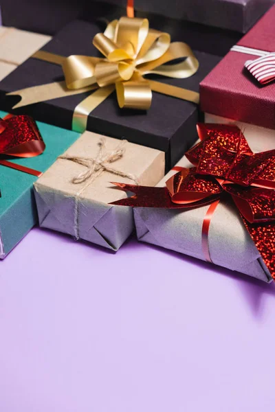 Χριστουγεννιάτικη σύνθεση. Διάφορα κουτιά δώρων σε παστέλ μωβ φόντο. Χριστούγεννα, Πρωτοχρονιά, ιδέα γενεθλίων. Επίπεδο lay, πάνω όψη, αντιγραφή χώρου — Φωτογραφία Αρχείου