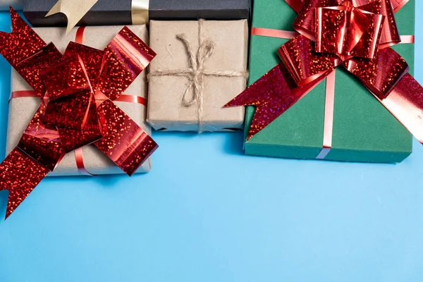 Vánoční sváteční kompozice. Různé dárkové krabice na pastelově modrém pozadí. Vánoce, Nový rok, narozeninový koncept. Byt ležel, horní pohled, kopírovací prostor — Stock fotografie