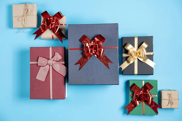 Composition des vacances de Noël. Diverses boîtes-cadeaux sur fond bleu pastel. Noël, nouvel an, concept d'anniversaire. Pose plate, vue du dessus, espace de copie — Photo