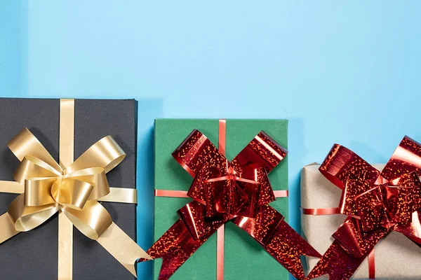 Noel kompozisyonu. Pastel mavi arka planda çeşitli hediye kutuları. Noel, yeni yıl, doğum günü konsepti. Düz konum, üst görünüm, kopyalama alanı — Stok fotoğraf