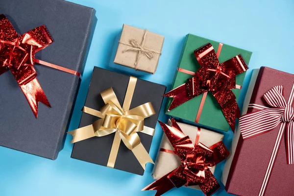 Composición festiva. Varias cajas de regalo hechas a mano sobre fondo azul pastel. Concepto de cumpleaños. Plano, vista superior, espacio para copiar — Foto de Stock