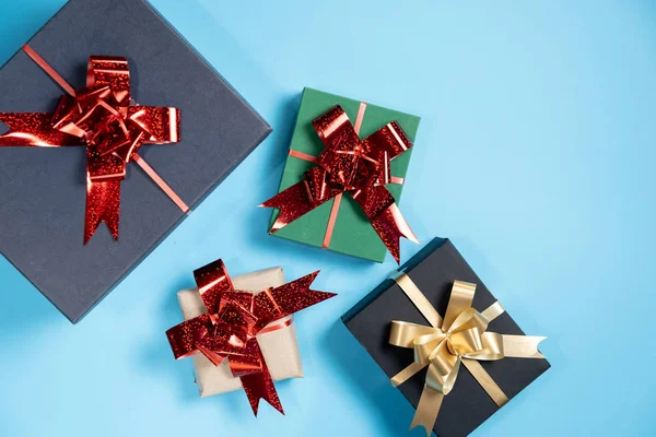 Kerstvakantie compositie. Diverse geschenkdozen op pastelblauwe achtergrond. Kerstmis, nieuwjaar, verjaardagsconcept. Vlakke lay, bovenaanzicht, kopieerruimte — Stockfoto