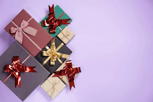 Fondo del Día de San Valentín. Varias cajas de regalo sobre fondo púrpura pastel. Concepto de San Valentín. Plano, vista superior, espacio para copiar — Foto de Stock