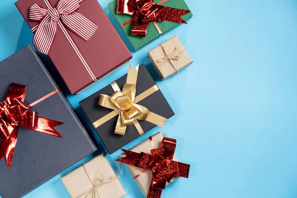 Composición festiva. Varias cajas de regalo hechas a mano sobre fondo azul pastel. Concepto de cumpleaños. Plano, vista superior, espacio para copiar —  Fotos de Stock