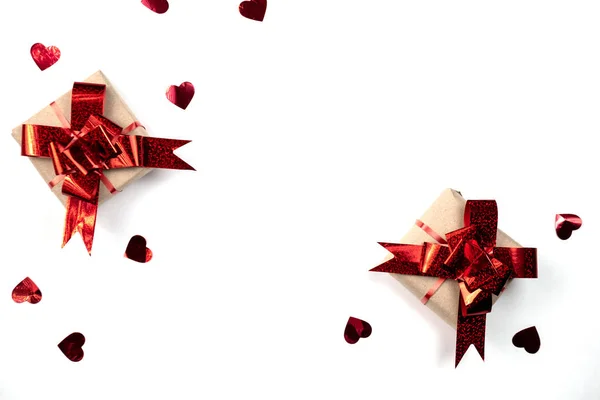 Na Valentýna. Ručně vyráběné dárkové krabice zdobené červené srdce konfety na bílém pozadí. Minimální styl a Valentýna koncept. Byt ležel, horní pohled, kopírovací prostor — Stock fotografie