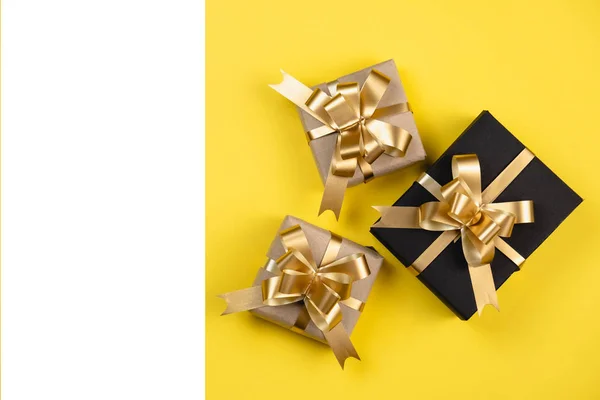 Kerstvakantie compositie. Diverse geschenkdozen op pastelkrijs — Stockfoto