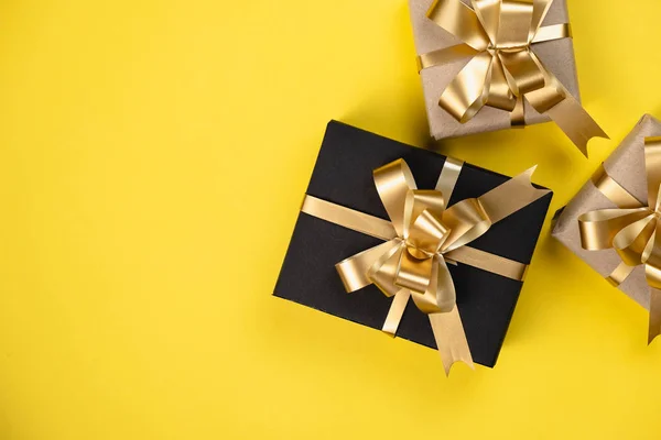 Üdülési kompozíció. Különböző ajándékdobozok pasztell sárga háttérrel. Karácsony, újév, születésnapi koncepció. Minimális stílus, Lapos fektetés, felülnézet, másolás — Stock Fotó