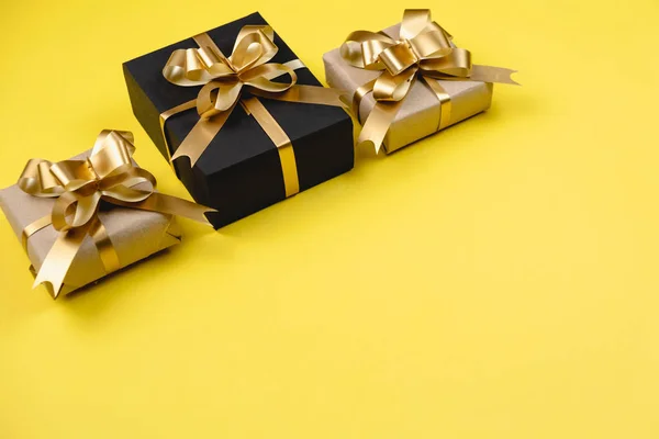 Composition des vacances de Noël. Diverses boîtes-cadeaux sur fond jaune pastel. Noël, nouvel an, concept d'anniversaire. Pose plate, vue du dessus, espace de copie — Photo