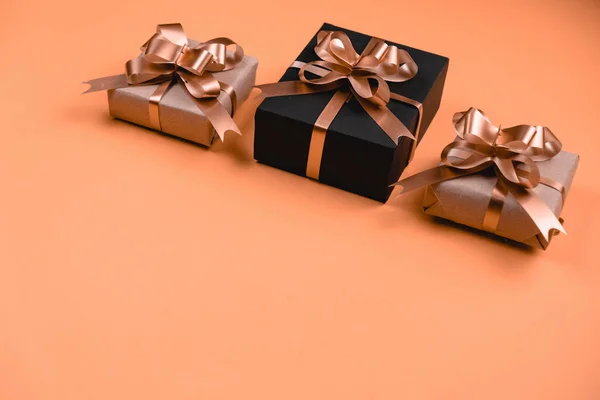 Рождественская композиция. Различные подарочные коробки на оранжевом фоне. Рождество, новый год, день рождения. Плоская кладка, вид сверху, копировальное пространство — стоковое фото