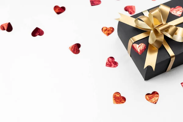 Valentin napi háttér. Kézzel készített ajándék doboz díszített piros szív konfetti fehér háttérrel. Minimális stílus és Valentin napi koncepció. Lapos fekvés, felülnézet, másolás — Stock Fotó