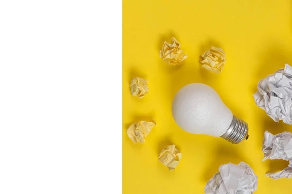 Kreativitet inspiration, bra affärsidé koncept med vit glödlampa och papper skrynklig boll på gul bakgrund. Platt låg, ovanifrån, kopiera utrymme — Stockfoto