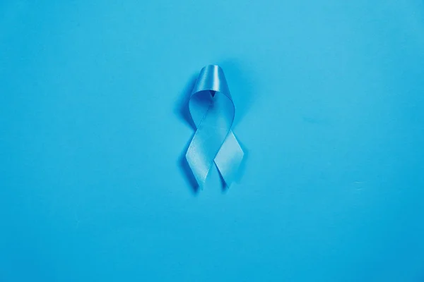 Símbolo para homens de apoio. Fita azul no fundo azul. Cuidados de saúde, Homens internacionais, Pai e conceito Dia Mundial do Câncer. Flat lay, espaço de cópia — Fotografia de Stock