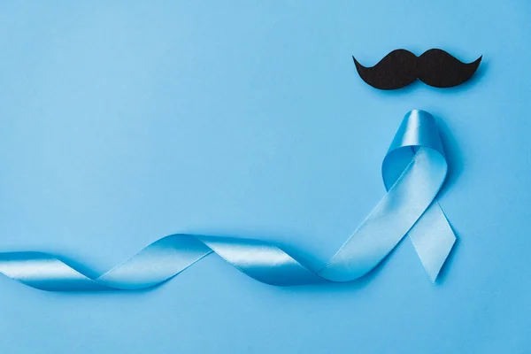 밝은 파란색 리본 과 파란색 배경 콧수염 이 있는 상단 뷰입니다. 전립선 암 인식, 모 벰 버 남성의 건강 인식, 11 월 파란색, 국제 남성의 날 — 스톡 사진