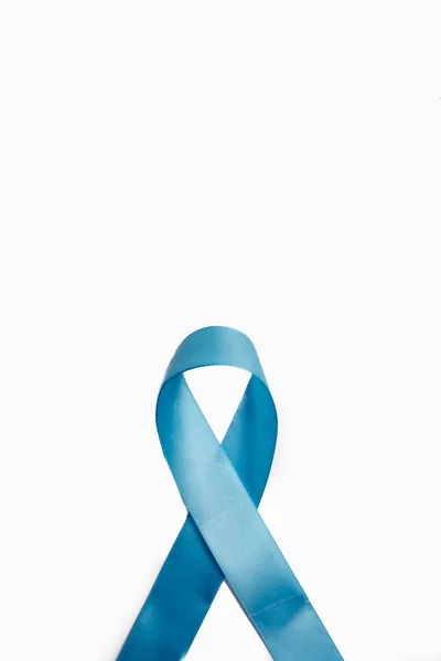지원하는 남자를 위한 상징. 흰색 바탕에 파란 리본 이 있습니다. 전립선암에 대한 인식, 모 벰 버 남성의 건강에 대한 인식입니다. 건강, 국제 남성, 아버지, 세계 암의 날 개념. — 스톡 사진