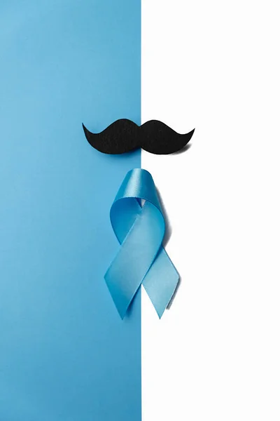 Fita azul clara com bigode no fundo branco e azul. Consciência do Câncer de Próstata, Consciência da Saúde dos Homens de Movember. Cuidados de saúde, Homens internacionais, Pai e conceito Dia Mundial do Câncer . — Fotografia de Stock