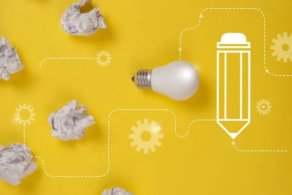 Inspiration de créativité, concept d'idée d'entreprise avec ampoule blanche et boule froissée en papier sur fond jaune. Pose plate, vue du dessus, espace de copie — Photo