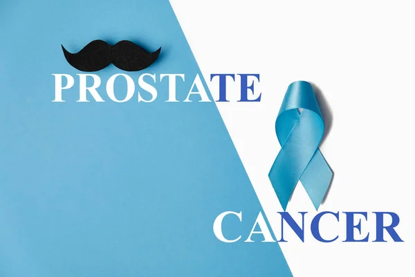 지원하는 남자를 위한 상징. 파란색 리본 위에는 살아 있는 사람들 과 질병을 돕기 위한 콧수염 이 있습니다. 의료, 국제 남성, 아버지, 그리고 세계 암의 날 개념. 평면 배치, 복사 공간 — 스톡 사진