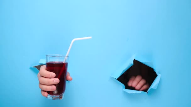 Mano Femenina Sosteniendo Vaso Jugo Rojo Fresco Con Una Paja — Vídeos de Stock