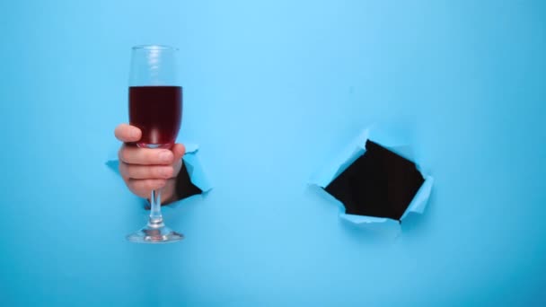 Eine Frau Hält Ein Glas Rotwein Der Hand Und Zeigt — Stockvideo