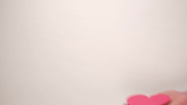 Gros plan du mâle donne femelle dans les mains coeur de papier rouge isolé sur fond blanc. Saint Valentin et comme blog blogging concept de tendresse des réseaux sociaux .
