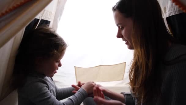 Liebevoll Glückliche Junge Mutter Und Niedliche Kleine Tochter Spielen Und — Stockvideo