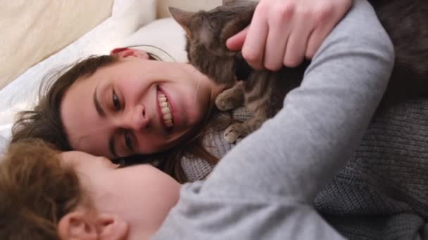 Close Afetuoso Feliz Jovem Mãe Bonito Pequena Filha Brincando Com — Vídeo de Stock