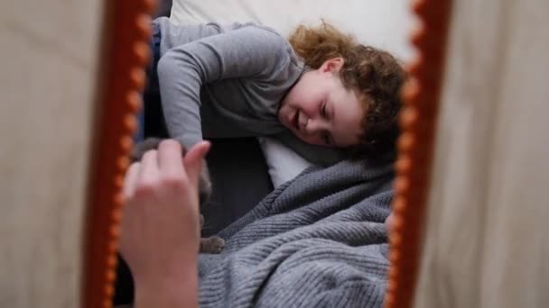 Side view of unrecognizable mom and happy cute small child daughter playing with cat in tent at children's room, enjoying and spend time together — Stock Footage Side View Unrecognizable Mom Happy Cute Small Child Daughter Playing Video Clip