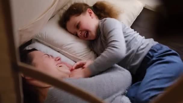 Glückliche Mutter Und Süße Kleine Tochter Kitzeln Lachend Haben Spaß — Stockvideo