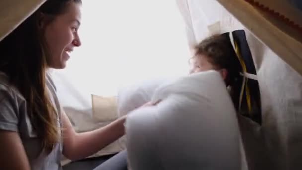 Щаслива Безтурботна Мама Дівчинка Дошкільного Віку Насолоджуються Смішною Постільною Бійкою — стокове відео