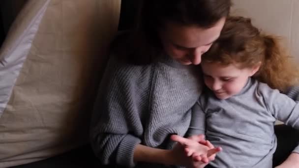 Close Uma Jovem Mãe Feliz Filha Pequena Bonito Brincando Contando — Vídeo de Stock