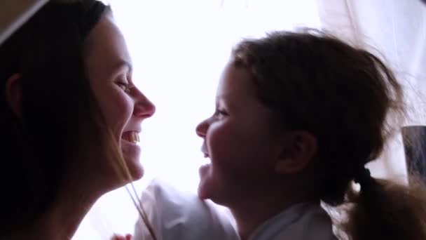 Genç Anne Şirin Küçük Kız Çadırda Eğleniyor Mutlu Mutlu Aile — Stok video