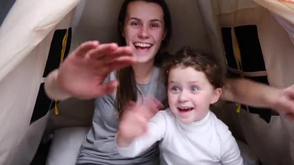 Küçük Anne Küçük Tatlı Kız Video Kaydediyor Kameraya Bakıyor Sohbet — Stok video