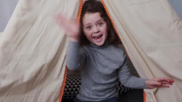 Adorable Mignon Petit Vlogger Regardant Webcam Souriant Enfant Fille Parler — Video