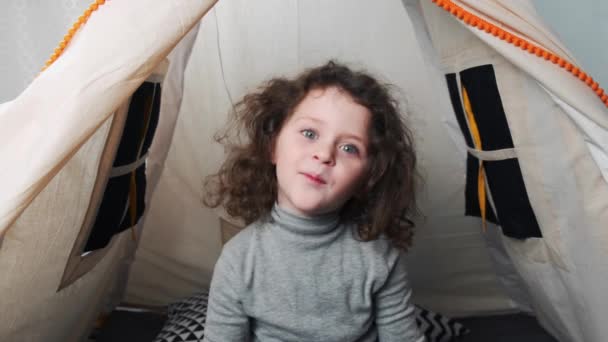 Graciosa Niña Sonriendo Mirando Cámara Habitación Del Niño Lindo Niño — Vídeo de stock