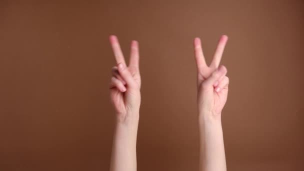 Female Hands Demonstrates Victroy Sign Brown Paper Expresses Celebration Triumph — Stok video