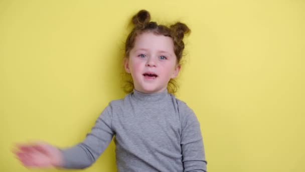 Roztomilý Roztomilý Malý Vlogger Při Pohledu Kameru Usmívající Dítě Dívka — Stock video