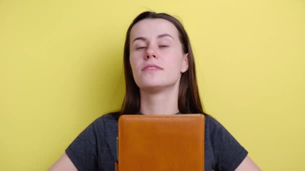 Szczęśliwy Wesoły Blogger Patrząc Kamerę Internetową Trzymając Notatnik Uśmiechając Się — Wideo stockowe
