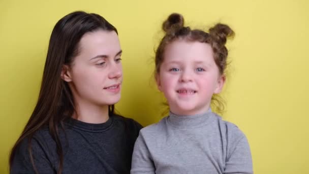 Joyeux Positif Mère Enfant Fille Regardant Caméra Maman Souriante Avec — Video