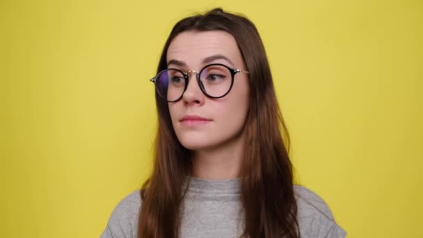 Arefree Καυκάσιος Γυναίκα Γυαλιά Σκέφτεται Και Δείχνει Απευθείας Στην Κάμερα — Αρχείο Βίντεο