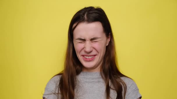 Unglückliche Frau Runzelt Die Stirn Hat Ekelhaften Ausdruck Zeigt Zunge — Stockvideo
