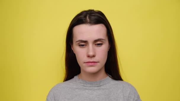 Jonge Vrouw Schreeuwend Van Angst Met Handen Haar Hoofd Mond — Stockvideo