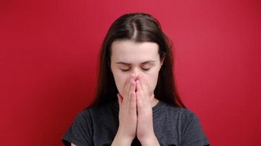 Gerginliği atmak için gözlerini ovuşturup burun köprüsüne masaj yapan endişeli bir kadın, migrenden muzdarip üzgün endişeli bir kız..