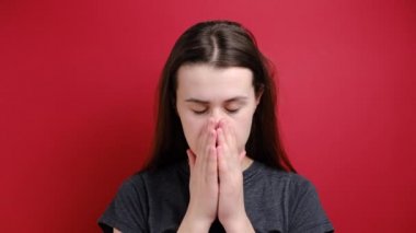 Gerginliği atmak için gözlerini ovuşturup burun köprüsüne masaj yapan endişeli bir kadın, migrenden muzdarip üzgün endişeli bir kız..