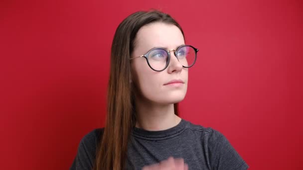 Alegre Modelo Femenino Positivo Vestido Camiseta Gris Mantiene Los Dedos — Vídeos de Stock