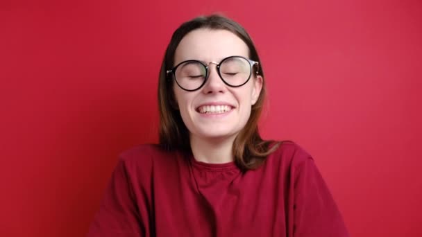 Aranyos Szemüveges Fiatal Portréja Ünnepel Valamit Széles Körben Mosolyog Fehér — Stock videók
