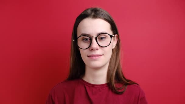 Gözlüklü Sevimli Genç Kız Komik Bir Yüz Yapar Şaşı Bakar — Stok video
