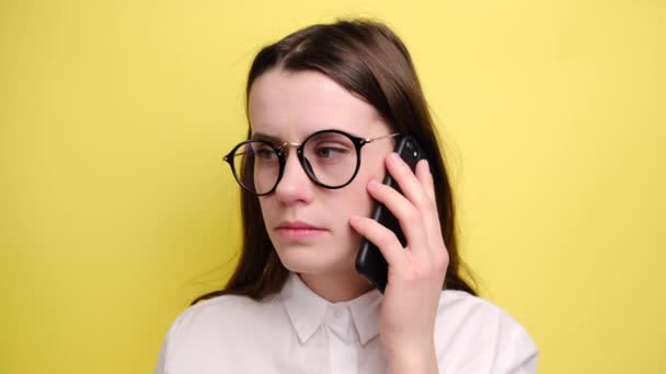 Detailní Portrét Úzkostlivé Nebo Šokované Mladé Ženy Brýlích Hovořící Telefonu — Stock video